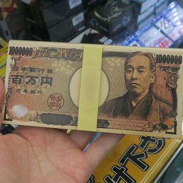 リッチな気分で充電できる札束デザインの「百万円バッテリー」が1480円