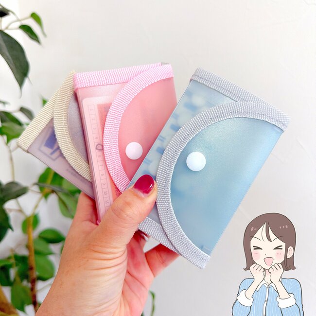 カードや診察券が30枚も入った…！セリアの「ミニチュアみたいなファイル」がミニ財布代わりになって天才！【購入レビュー】