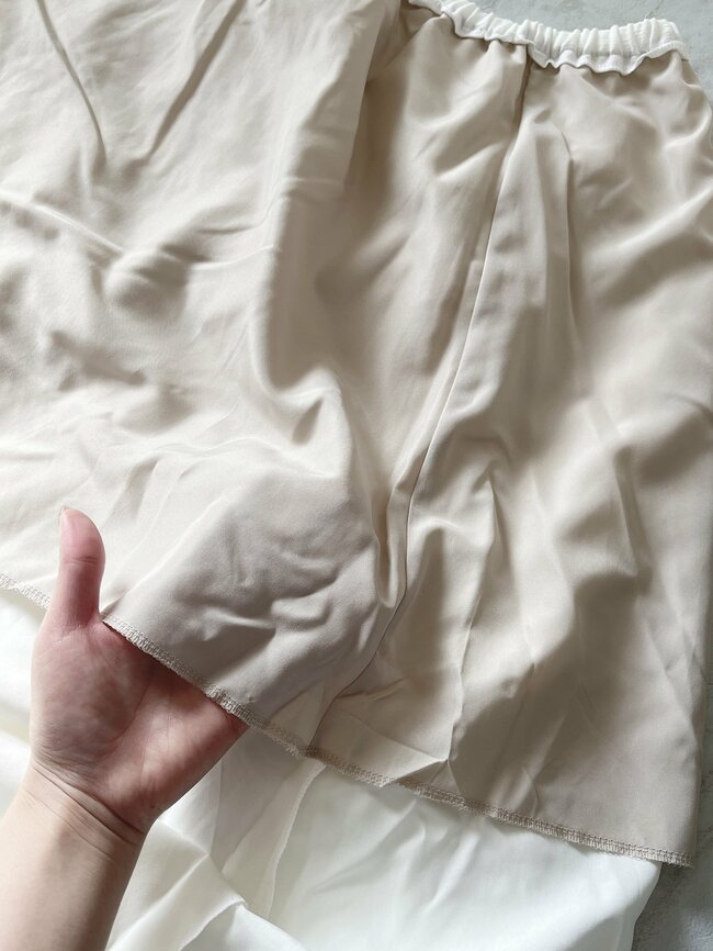 一年中使えてコスパすご…！GUの「白でも透けにくいスカート」ふんわり可愛いし、体型カバーもできて手放せない！