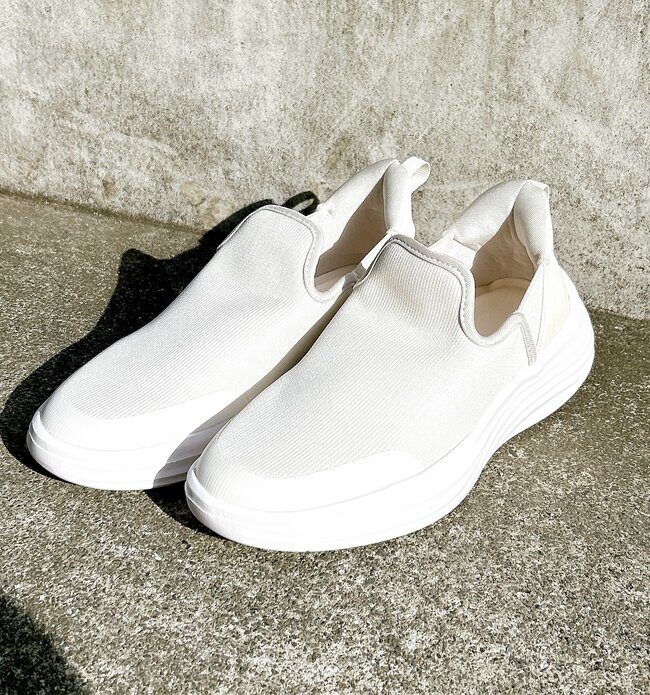 もう普通のスニーカーに戻れない…！ワークマンの「雲の上みたいなシューズ」立ったまま履けて、ふんわり歩けちゃうの！