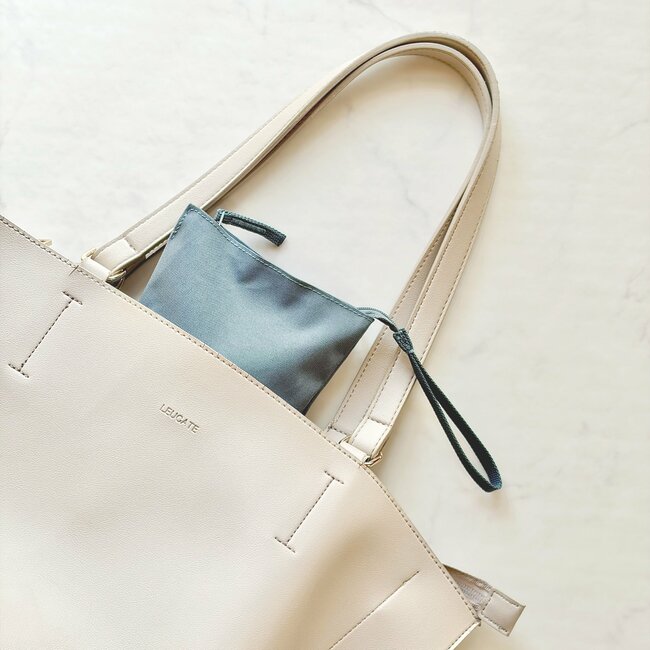 「ポケットがわりに使ってます」無印良品の“大きく開くサコッシュ”が使い道いろいろで優秀すぎる!「サッとお出かけできて最高」「見た目以上の収納力」