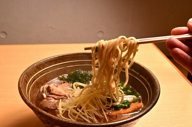 豚の三枚肉や軟骨ソーキののった「海と麦と」の海麦そば