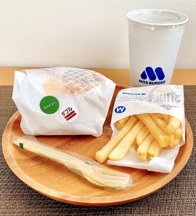 「30回くらい食べたい」モスバーガーの“やりすぎメニュー”厚みと重さがハンパない！「全部乗せ感大好き」「1番好きなメニュー」《実食レビュー》