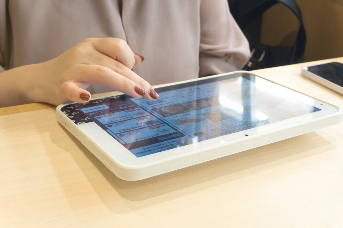 タブレットを操作する女性