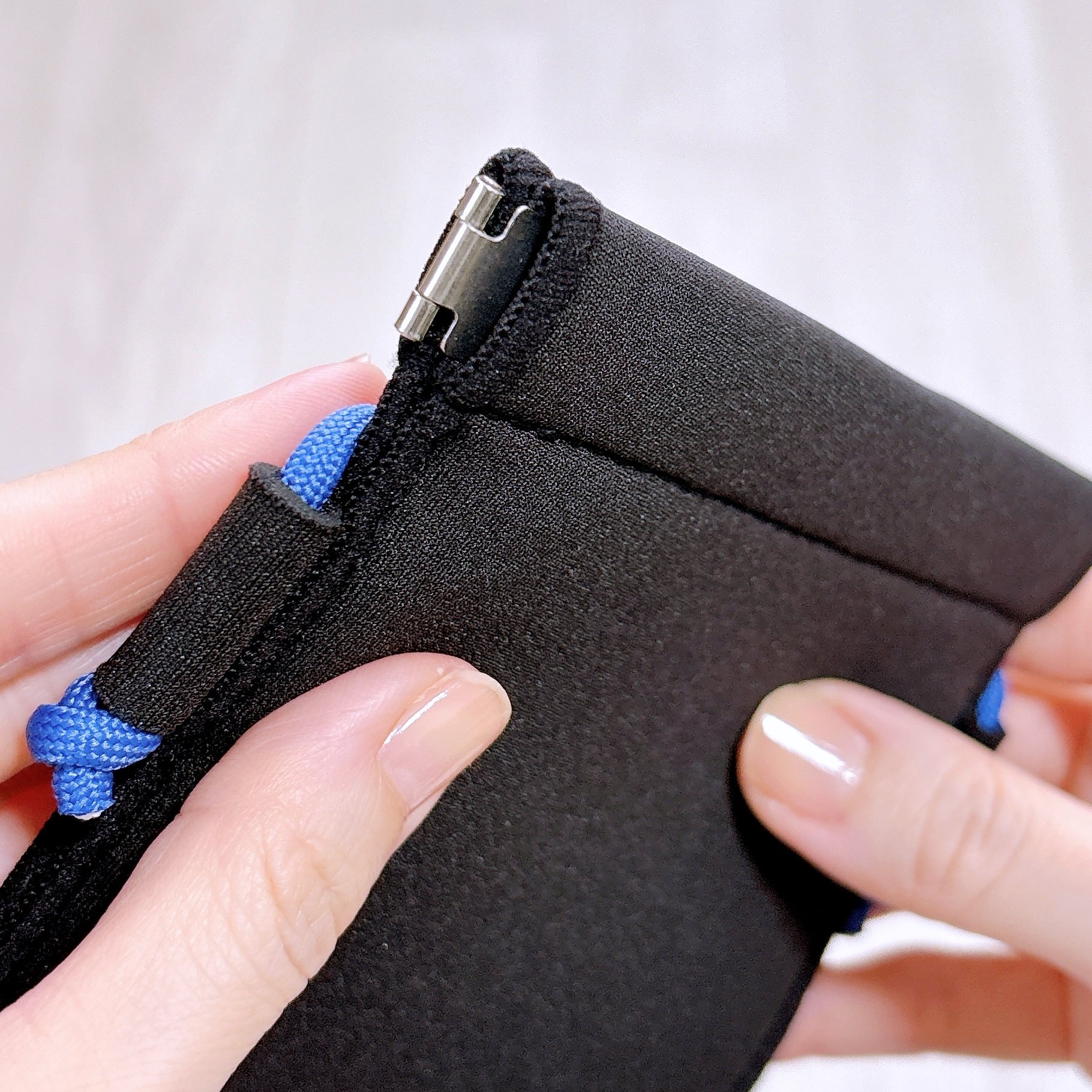 カードや診察券が10枚入った！3COINSの“片手でパカッと開くサコッシュ”お財布代わりに使えて便利！「1つ持ってると便利」「簡単に開閉できて使いやすい」【購入レビュー】