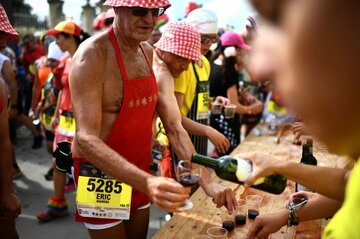 ワイン振る舞う仏マラソン、飲酒ランを練習する人も