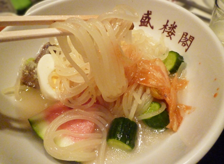 盛岡冷麺――コシの強い白い麺に、あっさりなのにコクのあるスープが絶妙！