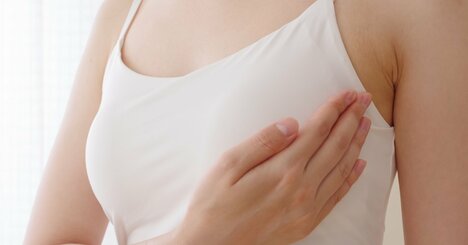 「乳首の位置が下がってない？」老けて見える人の特徴