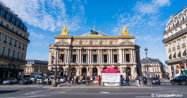 パリのオペラ座（オペラ・ガルニエ）とその前に立つCOVID簡易検査所