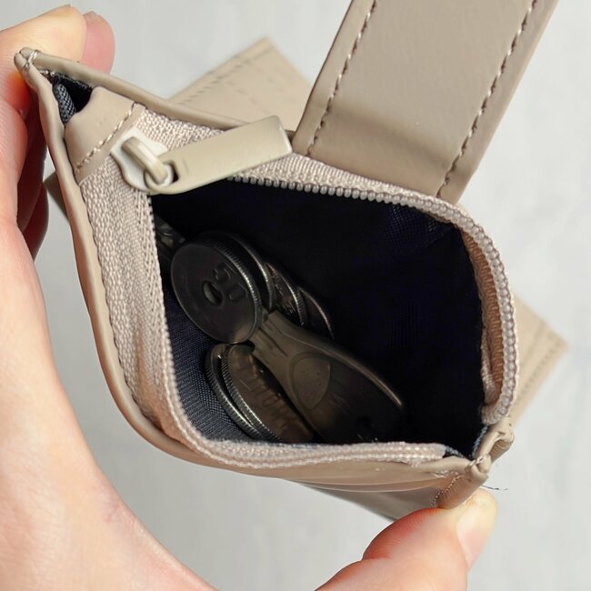 普通の財布に戻れないかも…！ダイソー姉妹店の「コンパクトな財布」カードや現金、カギをまとめて収納できて天才！