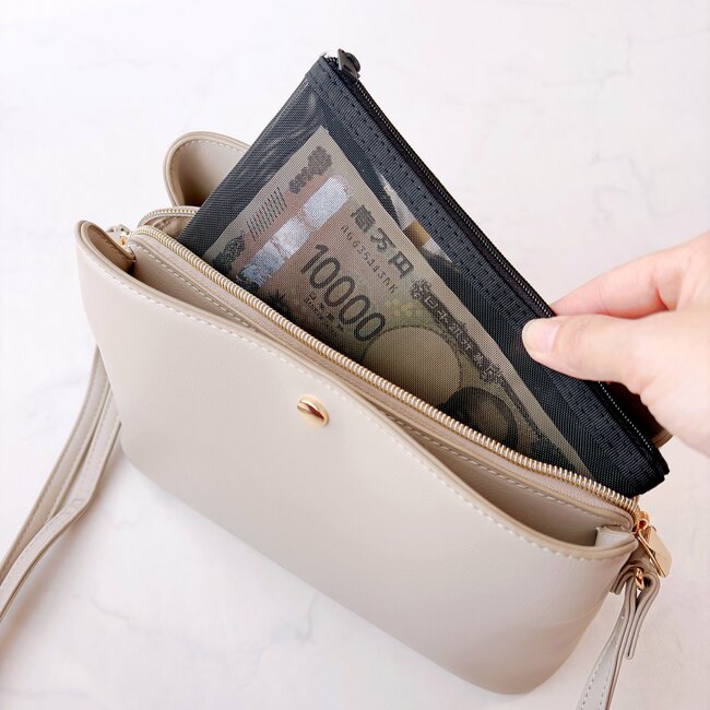 「財布がわりにおすすめ」「軽くてかさばらない」無印良品の“ポケット付きケース”使い道が無限大すぎる！「リピート買いして5つ利用しています」