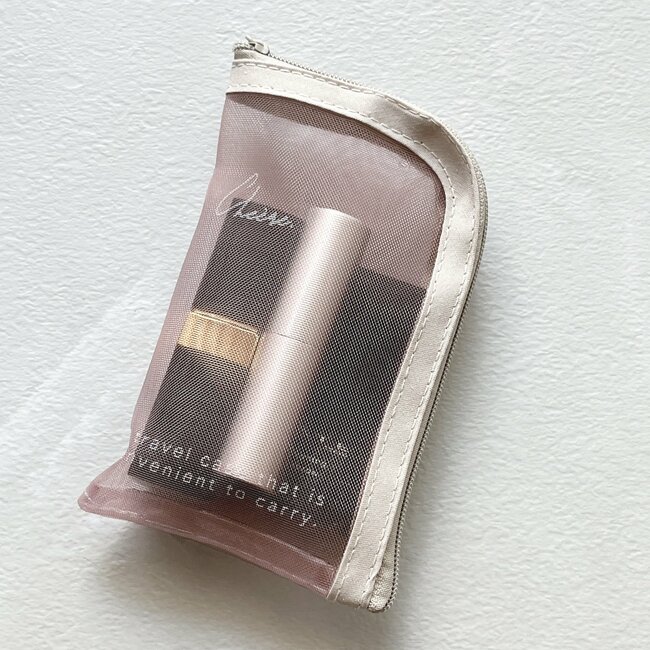 「収納力ばつぐん」「かさばらない！」セリアの“メイクお直しポーチ”ミニバッグに入るコンパクトさがお気に入り！「リップ何本も入れようと思う」