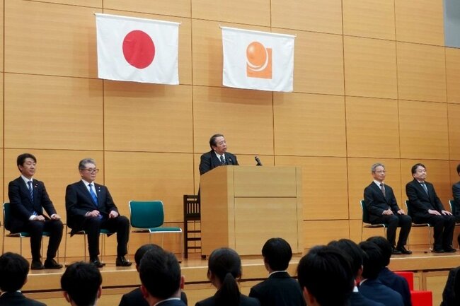 2025年4月1日の総務省入省式で、新人職員らに訓示する村上誠一郎総務相