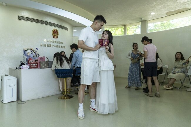 南京で結婚証明書を取得するカップルたち。中国では、カップルが婚姻登記を行うには役所に出向く必要がある
