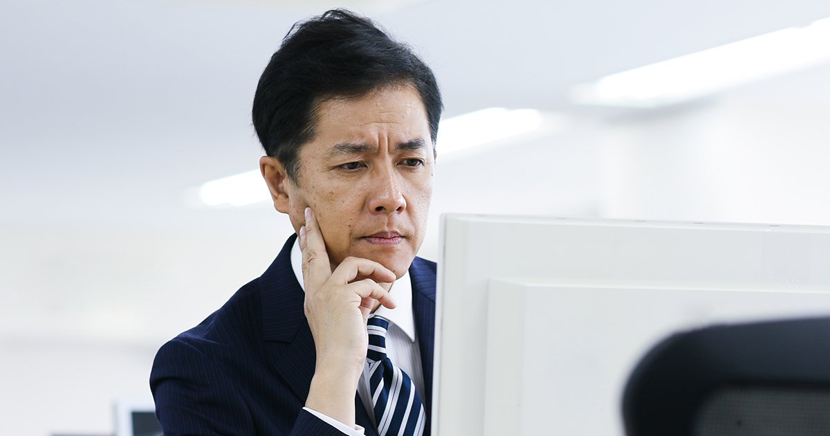 むずかしい顔をするビジネスパーソン