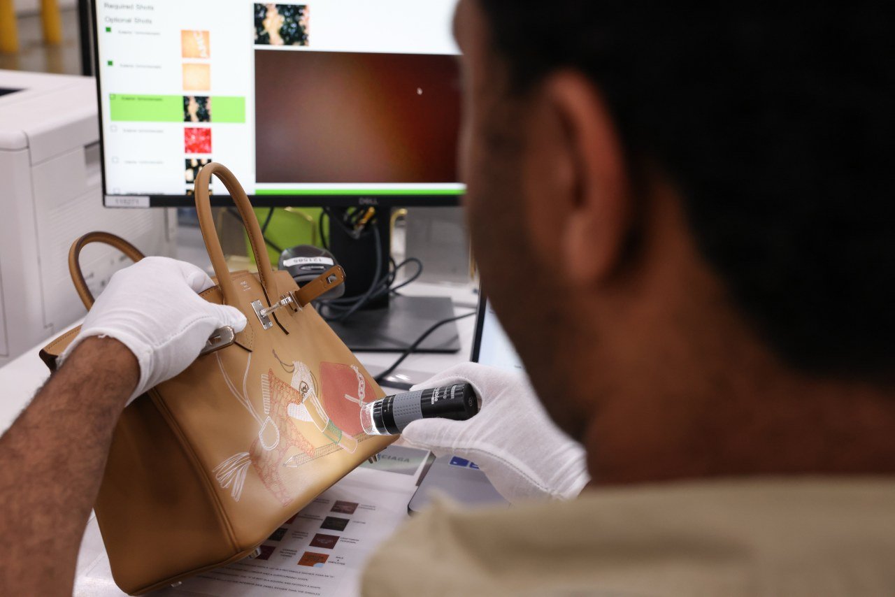 顕微鏡カメラでハンドバッグの表面素材を調べて真贋（しんがん）を鑑定する