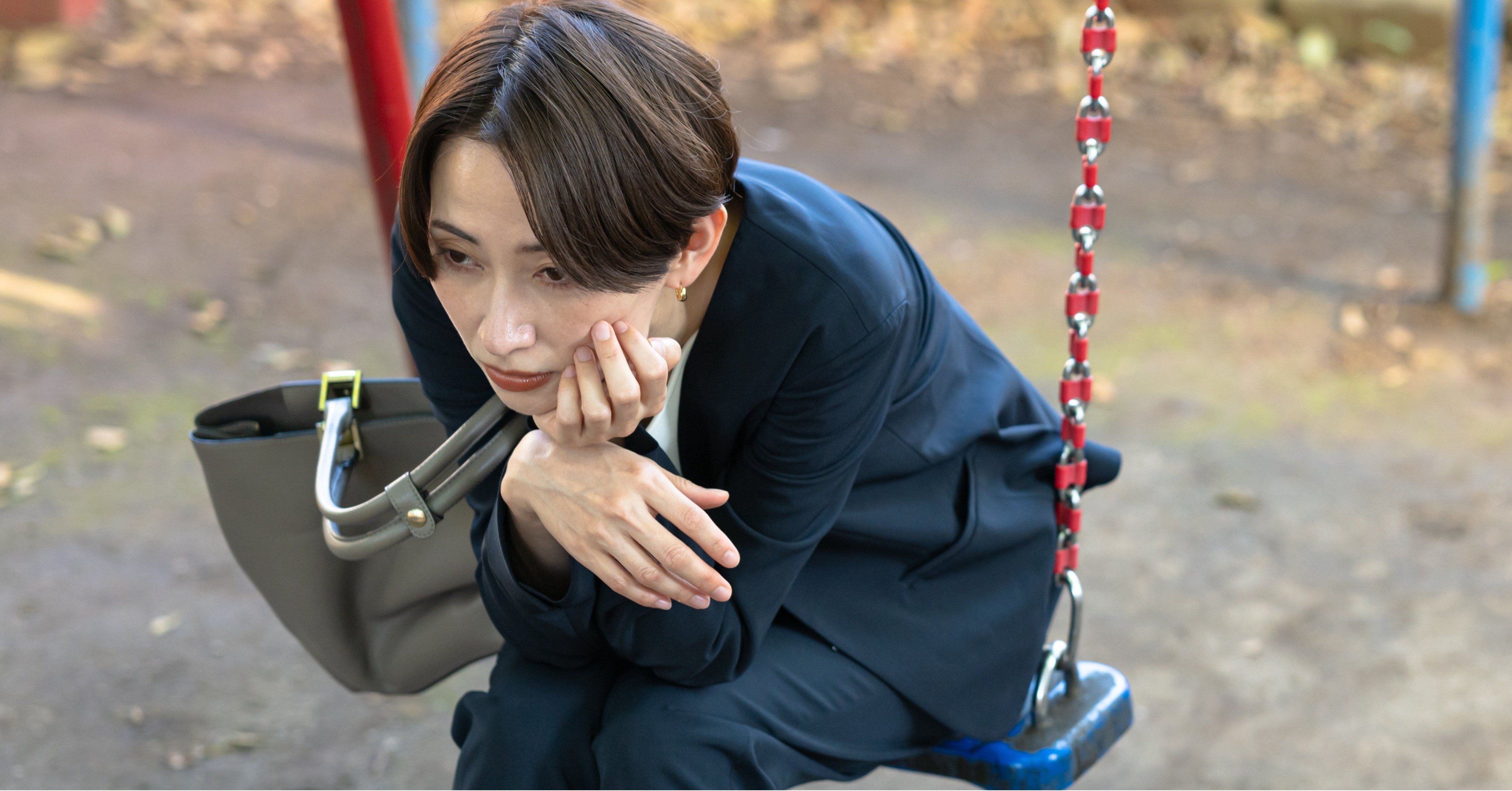 公園で悩む女性