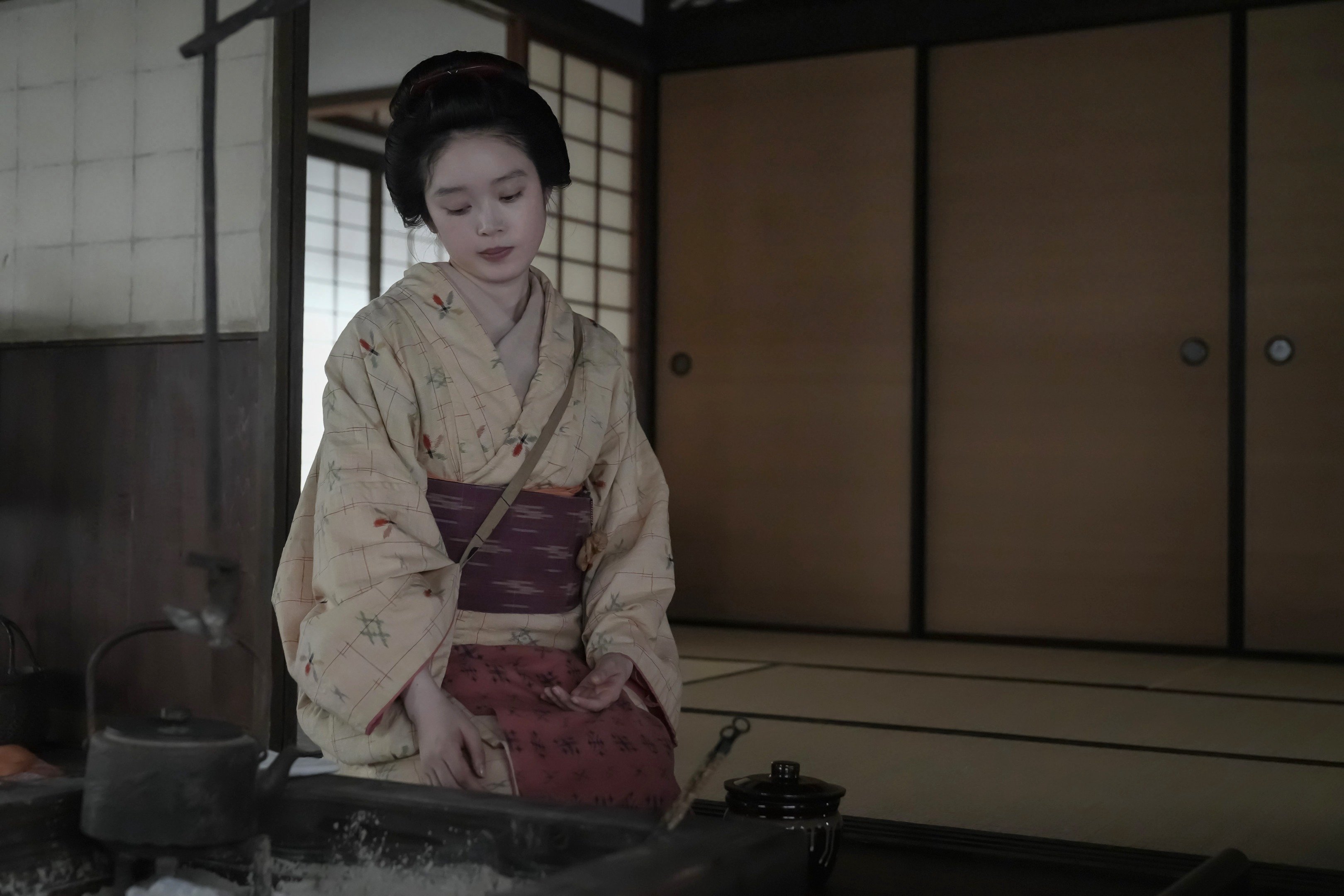 「湯たんぽ」の演技が秀逸!トミー・バストウがもらした台詞に共感してしまう〈ばけばけ第49回〉