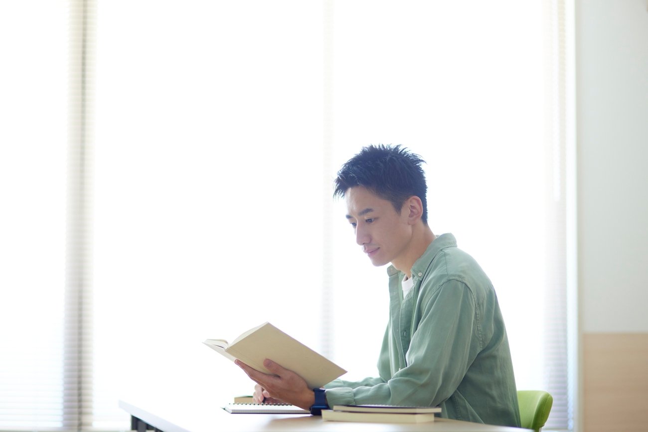 「ずば抜けて頭のいい人」は本をどこから読む？ 1ページ目から読まない読書法