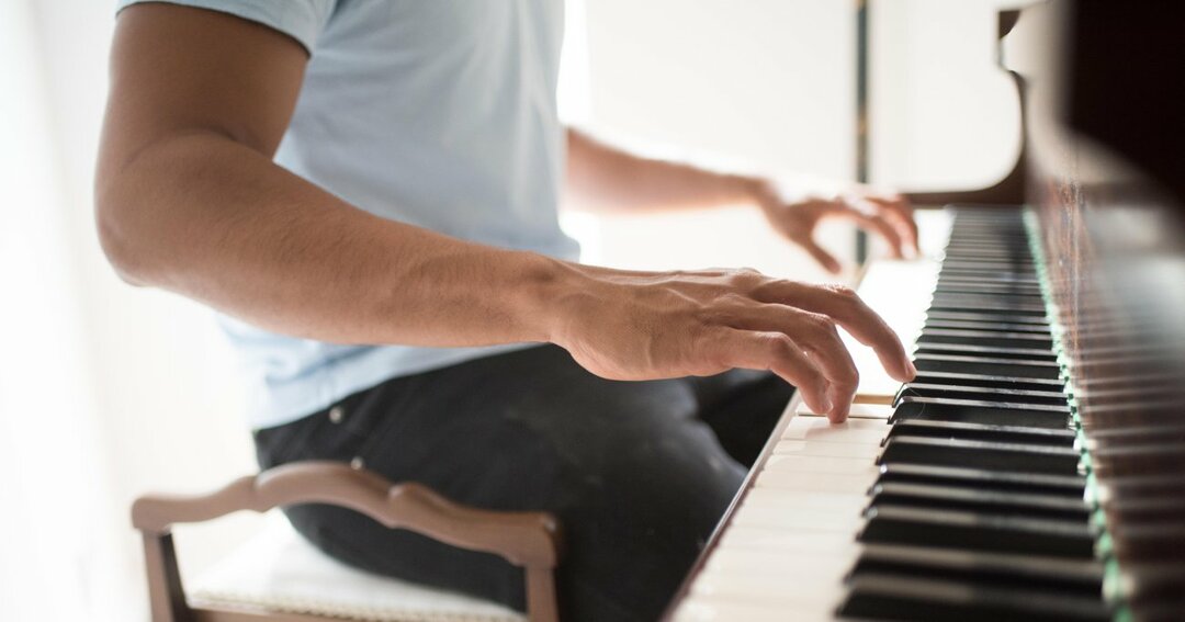両手でピアノを弾いてみよう！ 超簡単な、左手の指1本伴奏術とは!?