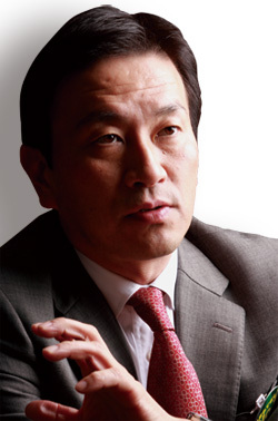 ココカラファイン社長 塚本厚志<br />今春から薬剤師不足は解消<br />販売店拡充は業界の責務だ
