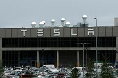テスラが36万台超リコール、運転支援機能に衝突リスク