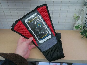 ハンモックの発想で衝撃吸収！ 独特マウントの自転車用スマホホルダー