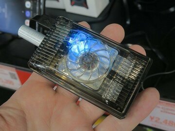 カメラ用三脚に固定できるスマホ用ペルチェクーラー