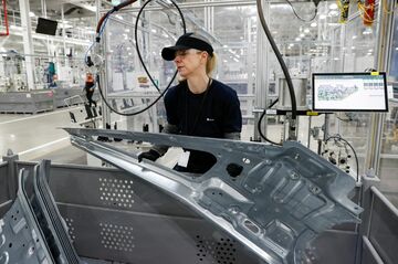 リビアン、部品業者と係争　アマゾン用EVに生産停止の恐れ