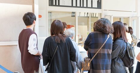 「こっち、こっち！」ラーメン屋の行列でおばさんが仲間を呼んで割り込み！→なんて注意するのが正解？