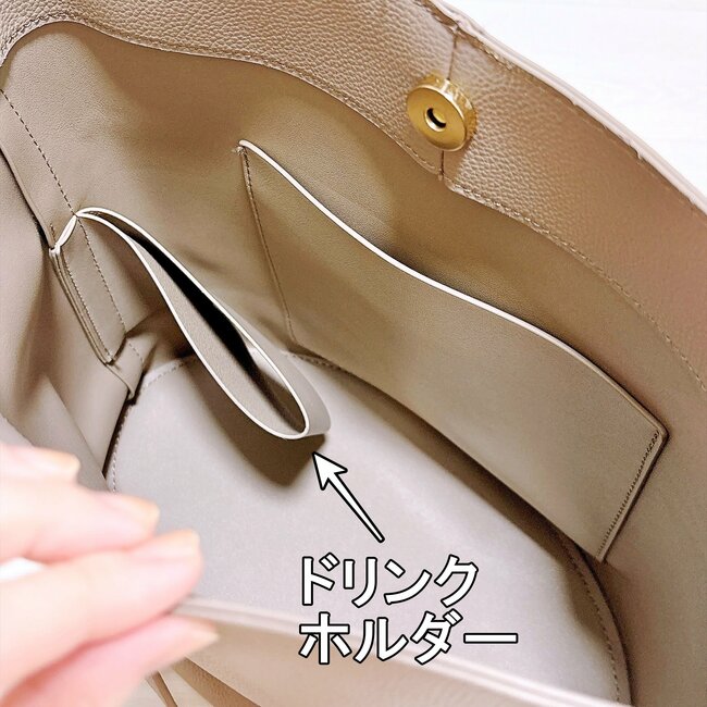 3COINSの「荷物がたっぷり入るショルダーバッグ」ペットボトルを立てて収納できて便利！シンプルだから長く愛用できそうです！《購入レビュー》