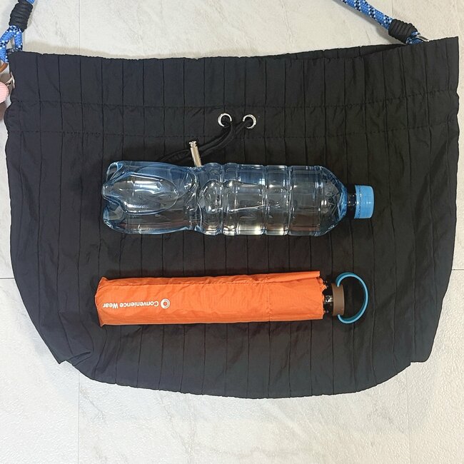 ペットボトルや折りたたみ傘がすっぽり！しまむらの「ガバッと開く大容量バッグ」ぽわんとしたフォルムが可愛い！《購入レビュー》