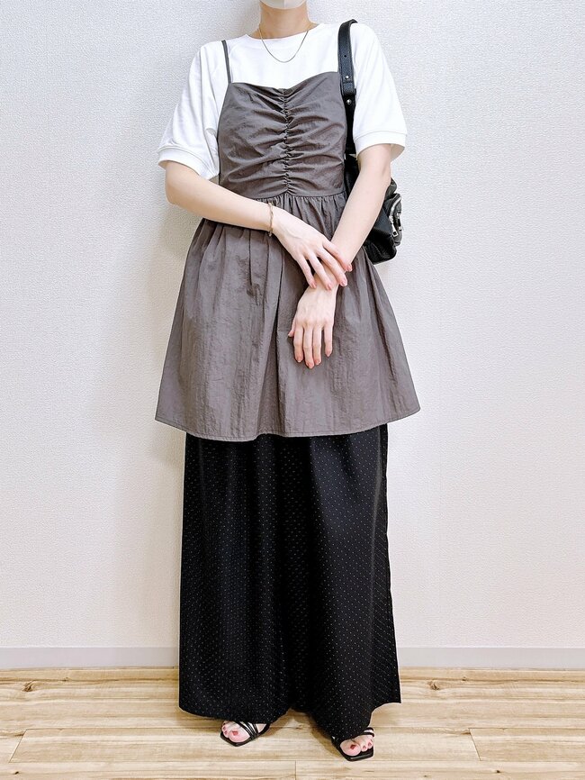 【無印良品】「全色買いました」1990円の“ふんわりトップス”後ろ姿までシルエットが綺麗!「シルエットと素材が良い」「Tシャツよりもラフにならない」《購入レビュー》