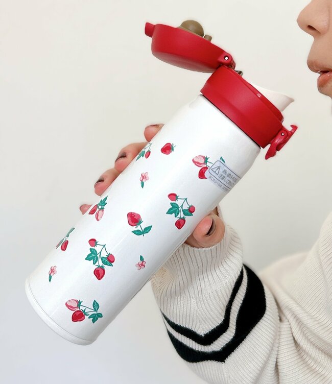 「過去イチ可愛い！」「毎日使ってます」アフタヌーンティー×サーモスの“いちご柄ボトル”がレトロかわいい…！「温冷の保持が信頼あり」