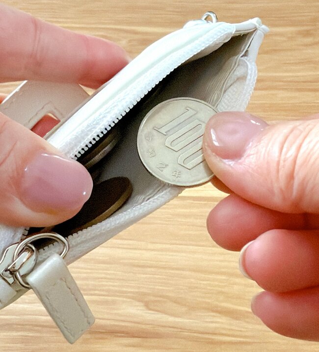 ミニ財布がわりに使えるじゃん…！コメダ珈琲の“ぺたんこケース”カップみたいなデザインが可愛すぎる！