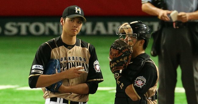 ソフトバンク対日本ハム戦のマウンドで鶴岡慎也と話す大谷翔平