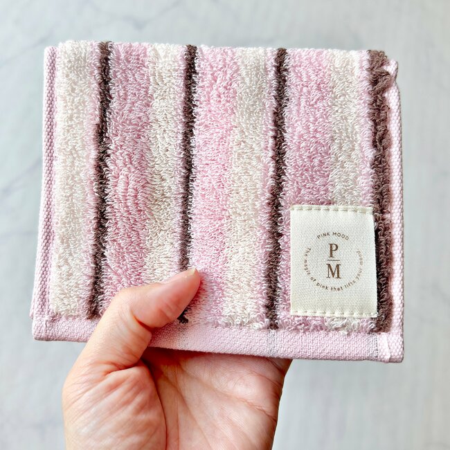 「迷うことなく2色購入」「あっという間に品切れ」3COINSの“ハンカチみたいなポーチ”サニタリーアイテムを目立たずに持ち歩けて大助かり！「もう一つ欲しい」