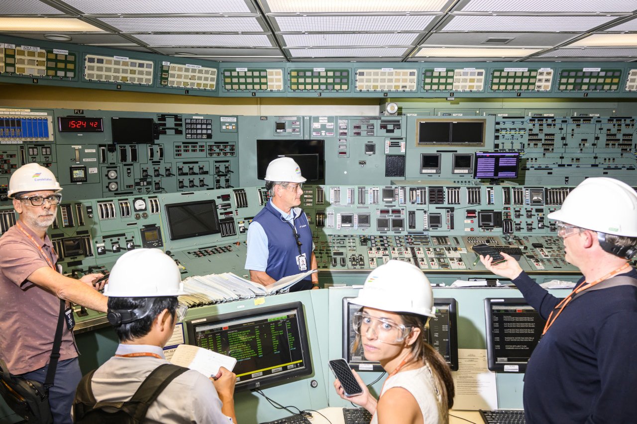閉鎖されたスリーマイル島原発で報道陣の取材に応じるコンステレーション・エナジーの執行副社長兼発電部門最高責任者のブライアン・ハンソン氏（2024年）