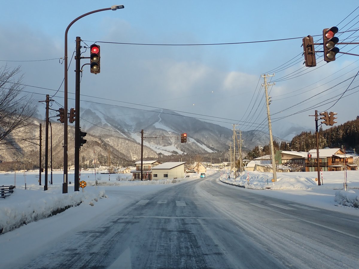凍結路となった雪国の国道