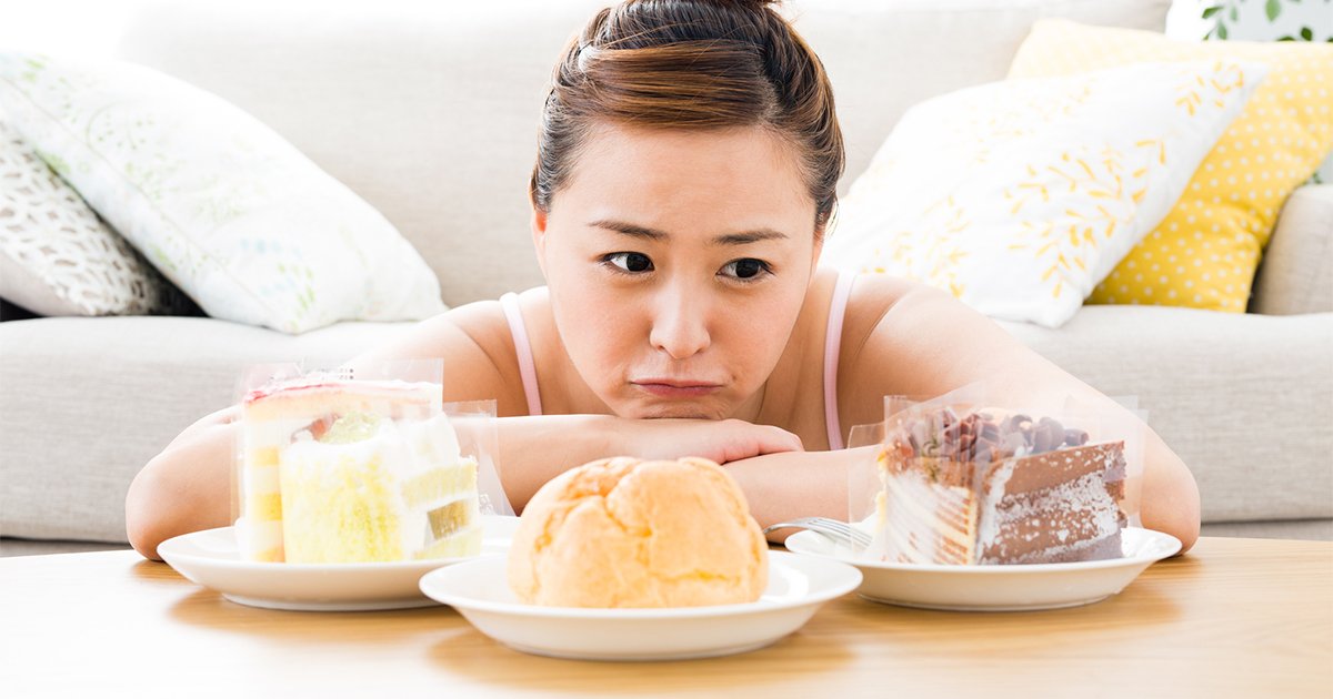 スイーツを目の前にした女性