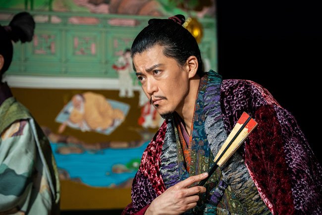 織田信長（演：小栗旬）と荒木村重の「まんじゅうエピソード」は、「豊臣兄弟！」第22回でアレンジして描かれていた　（C）NHK