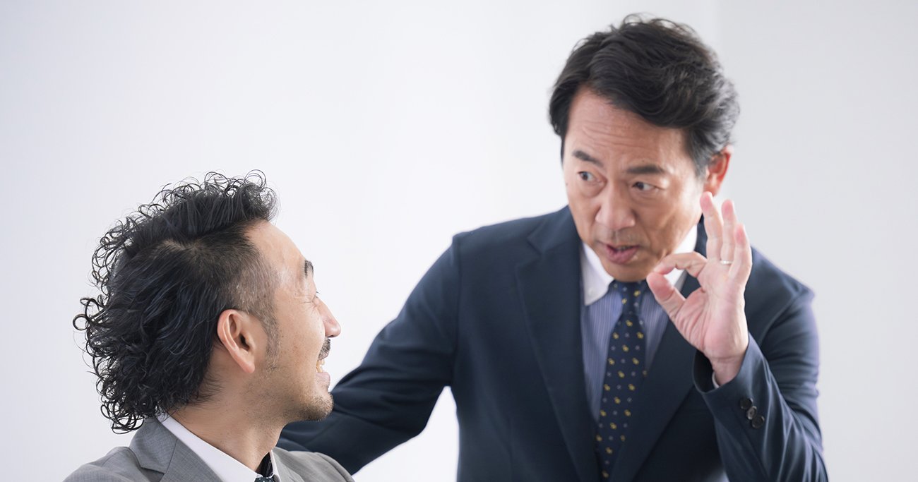 部下に話しかける上司と笑顔の男性社員