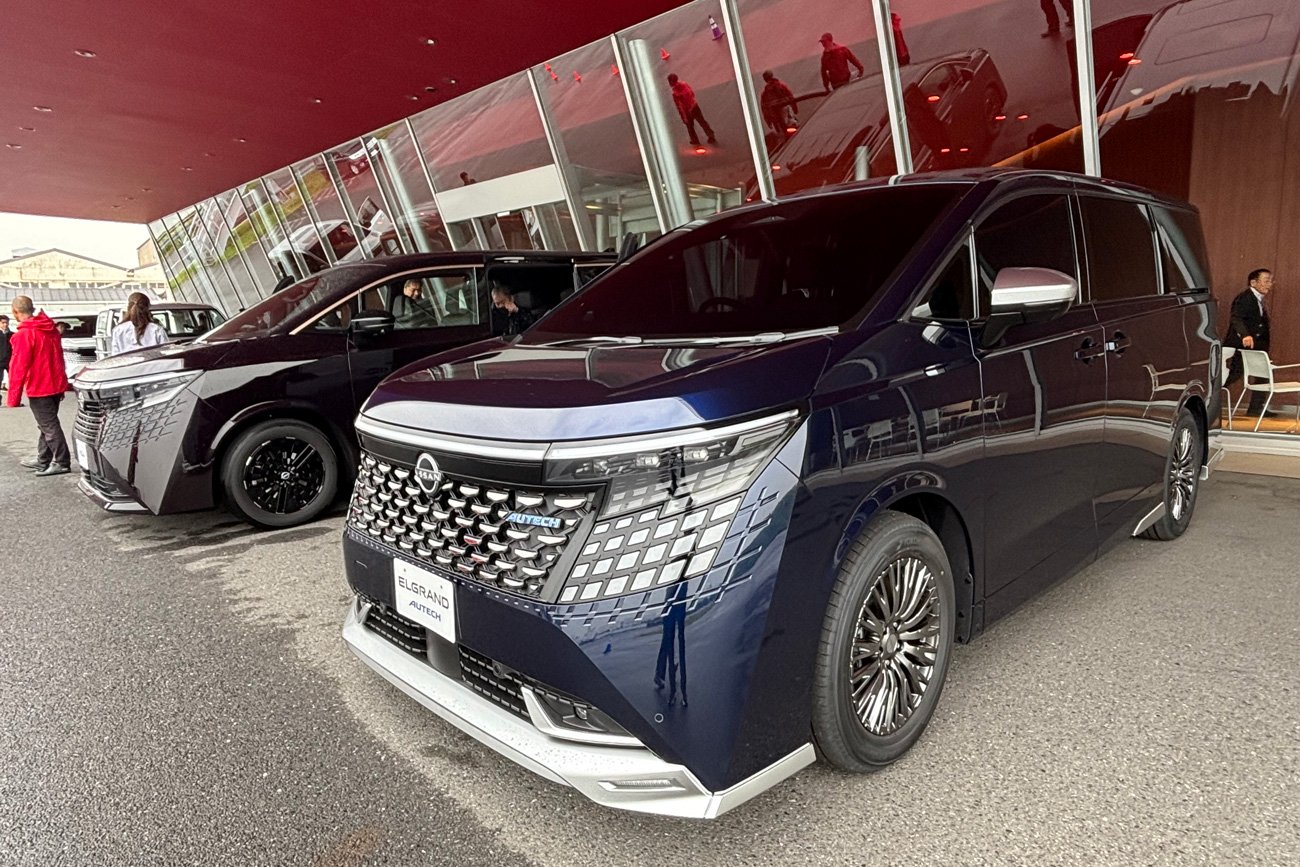 神奈川県内の日産テストコースで実施された、新型「エルグランド」事前取材会にて。手前は「エルグランド」AUTECH