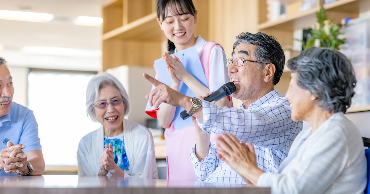 介護施設でカラオケを楽しむ高齢者たち