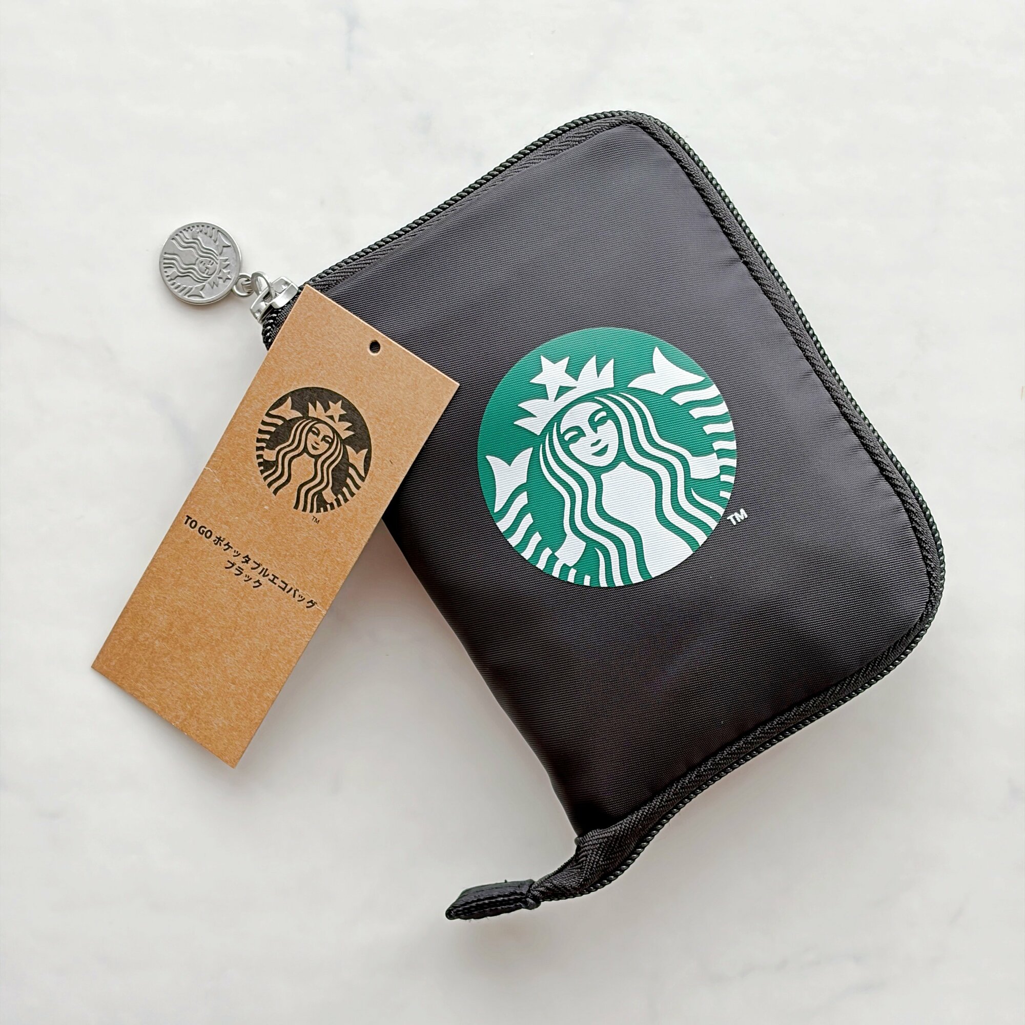 「買い物で毎日使ってます」スターバックスの“ポーチみたいなエコバッグ”スリムに持ち運べて優秀！「たくさん荷物が入ります！」「スタバのロゴがかわいい」