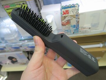 どこにも携帯できるUSB充電式のブラシアイロンが4980円
