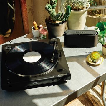 オーディオテクニカ、初心者でも使いやすいアナログレコードプレーヤー