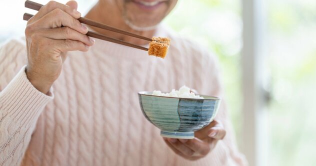 「そりゃ疲れが取れないわ…」中高年が“ちょい足し”すべき食材とは？【超簡単レシピ付き】