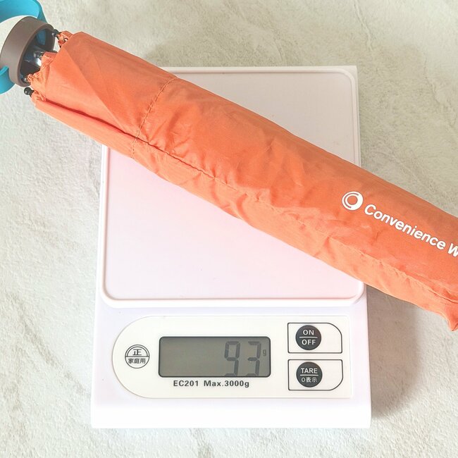 【ファミマ】カバンに入れてるのを忘れそう…！100g以下の「めちゃ軽な折りたたみ傘」お出かけの必需品になりました！《購入レビュー》