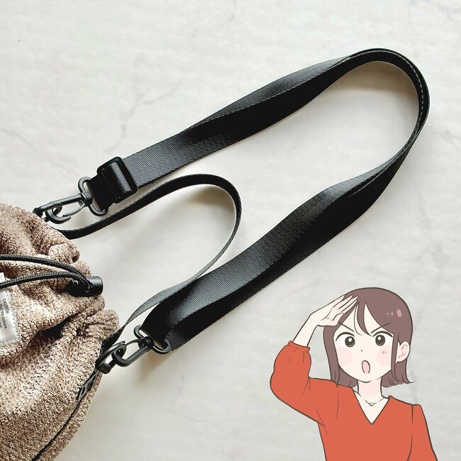 500mlペットボトルや長財布がすっぽり！3COINSの“財布が出しやすいバッグ”2WAYで使えて天才すぎる！《購入レビュー》